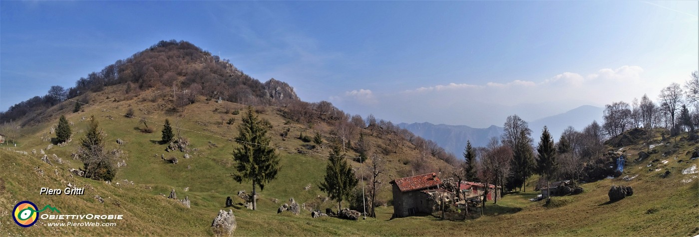 51 Ampia radura prativa con cascina e la cima del Monte Zucco.jpg